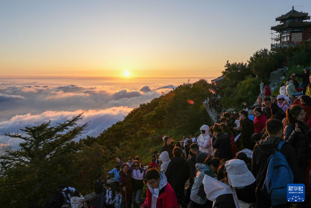 山东泰安：暑期泰山游客旺