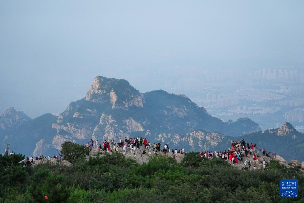 山东泰安：暑期泰山游客旺