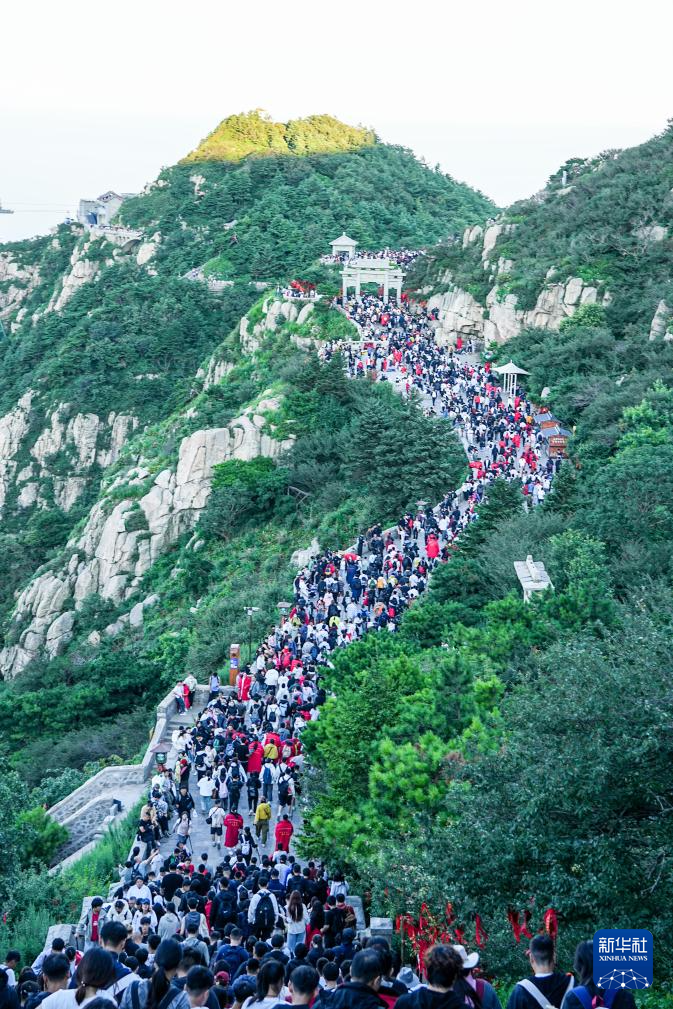 山东泰安：暑期泰山游客旺