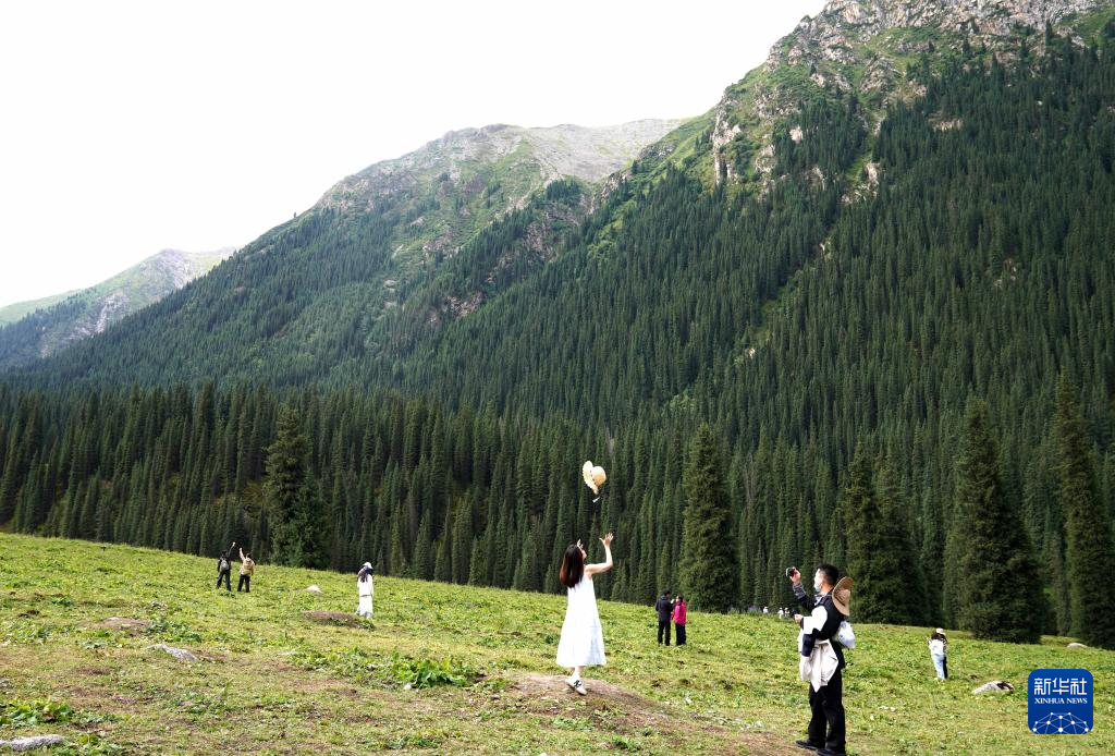 新疆伊犁：暑期旅游人气旺