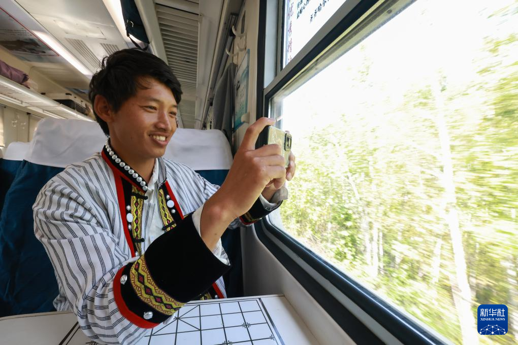 “采山人”奔赴兴安岭 “慢火车”载来增收梦