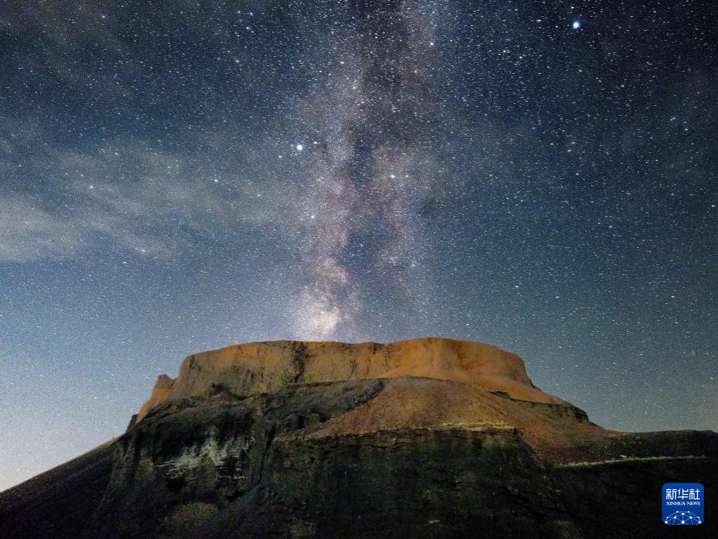 美丽中国｜ 星空下的草原火山