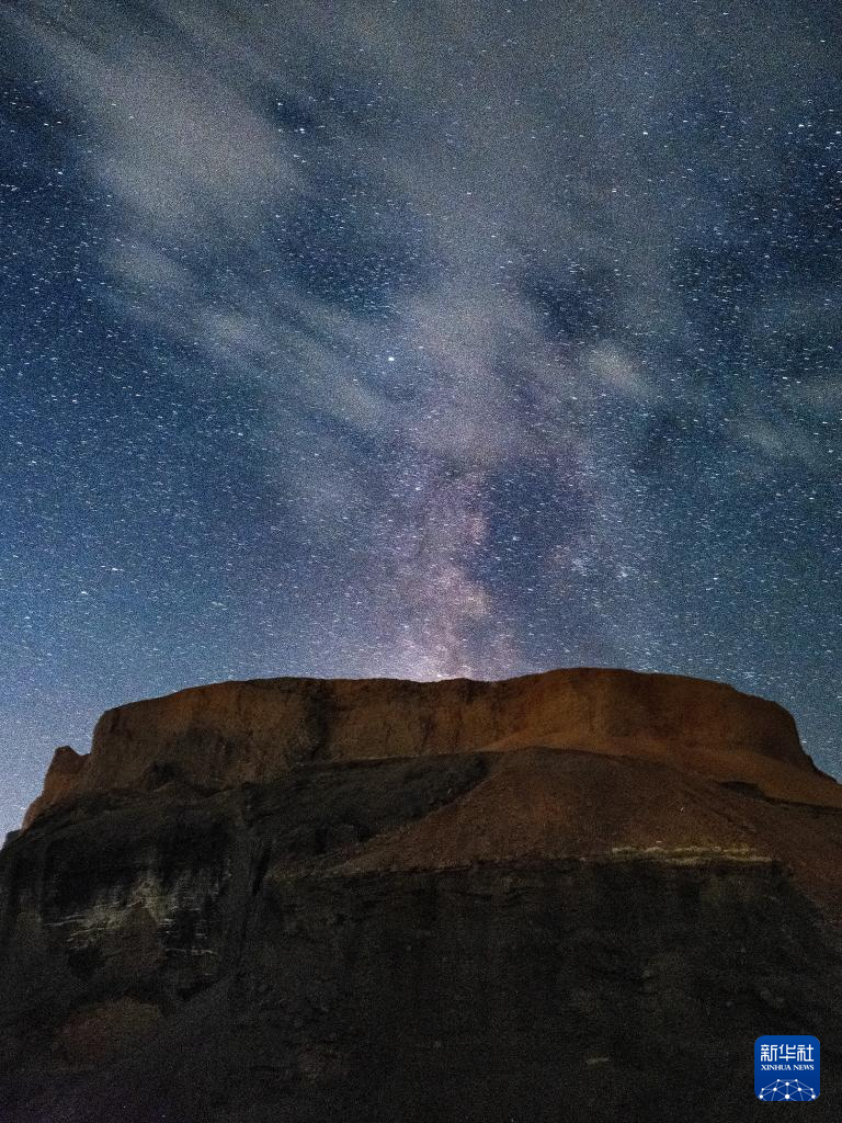 美丽中国｜ 星空下的草原火山