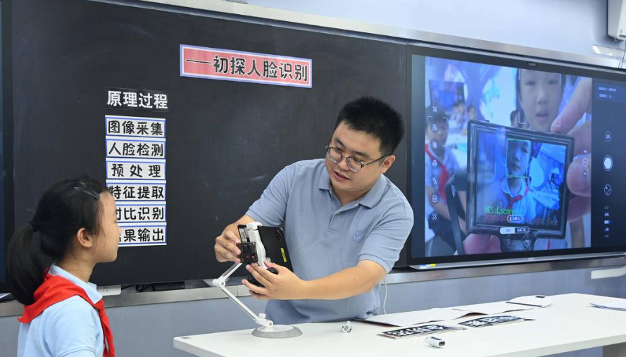 学校迎新炫出高科技 如何为青少年种下一颗科学的种子？