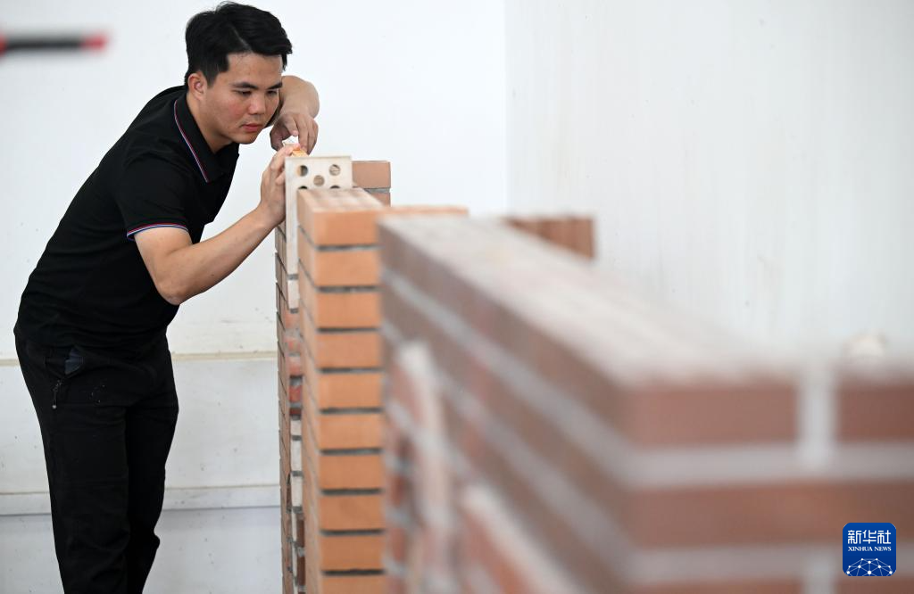 从世界冠军到三尺讲台——用砌刀筑就职教路