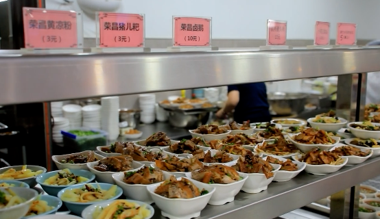 数千名游客挤满政府食堂！“一中午米饭蒸了550斤”