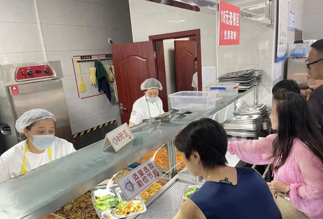 数千名游客挤满政府食堂！“一中午米饭蒸了550斤”