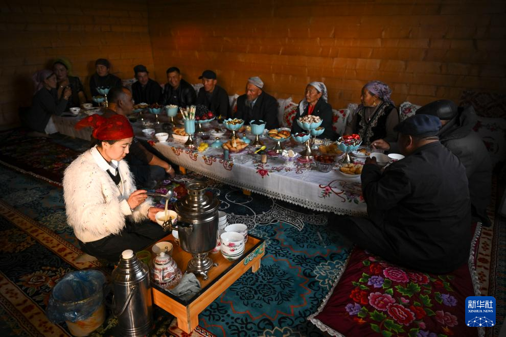 骏马与汽车同行：新疆牧区婚礼交响诗