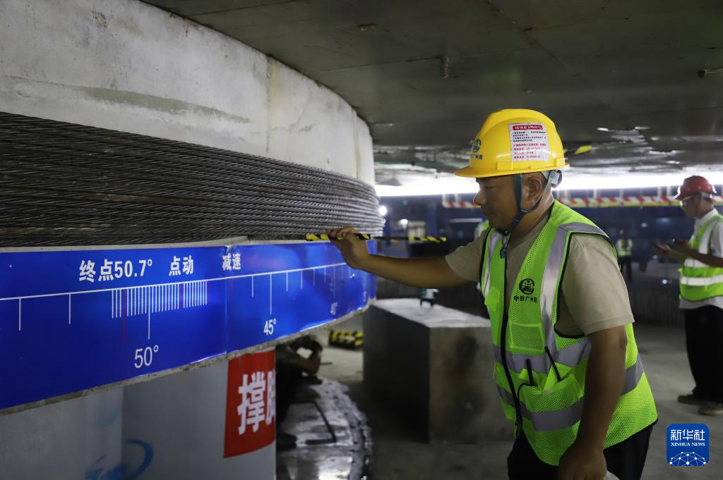 广佛西环城际铁路3.1万吨斜拉桥完成“空中转体”
