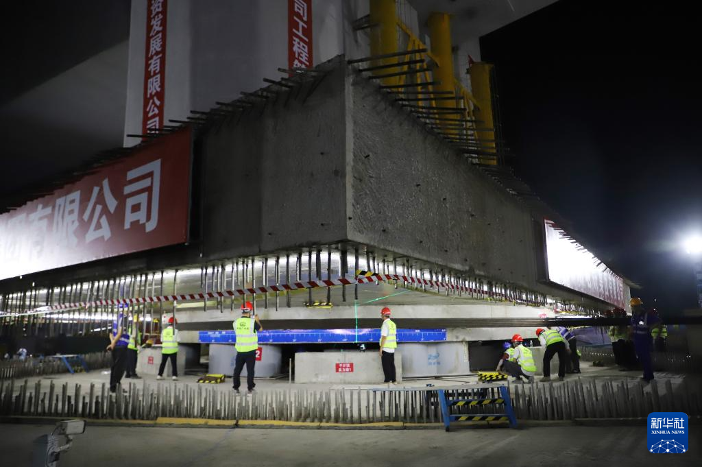 广佛西环城际铁路3.1万吨斜拉桥完成“空中转体”