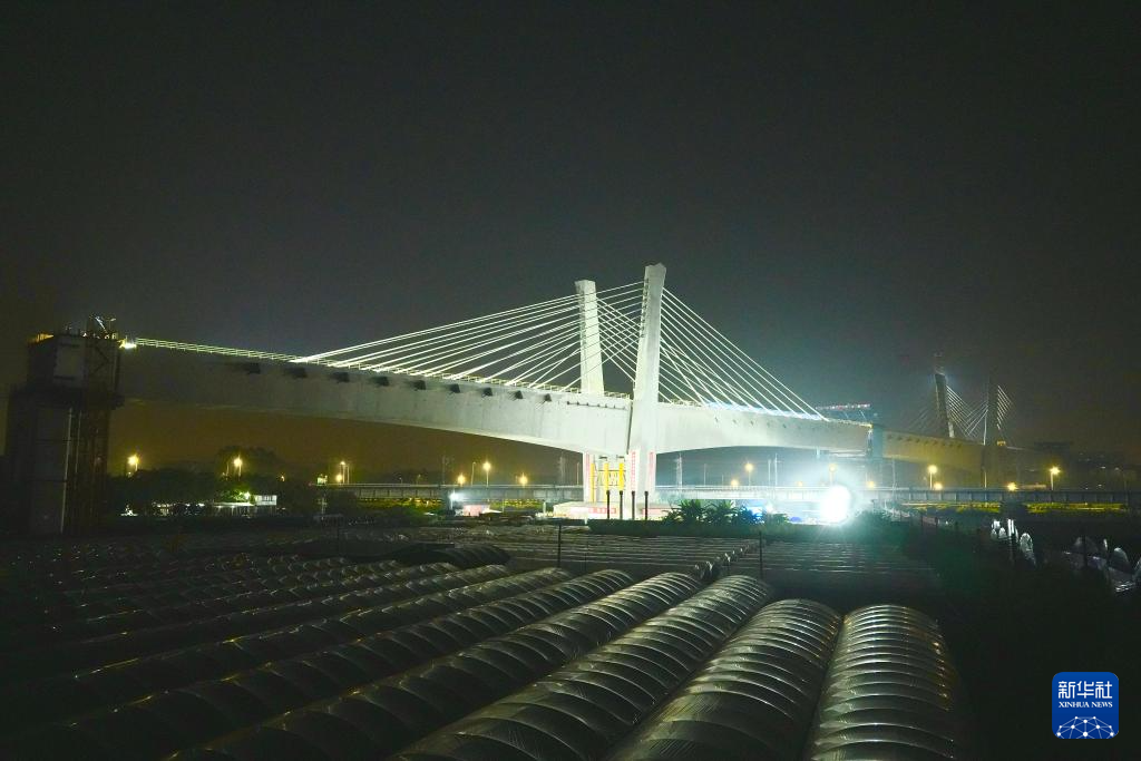 广佛西环城际铁路3.1万吨斜拉桥完成“空中转体”
