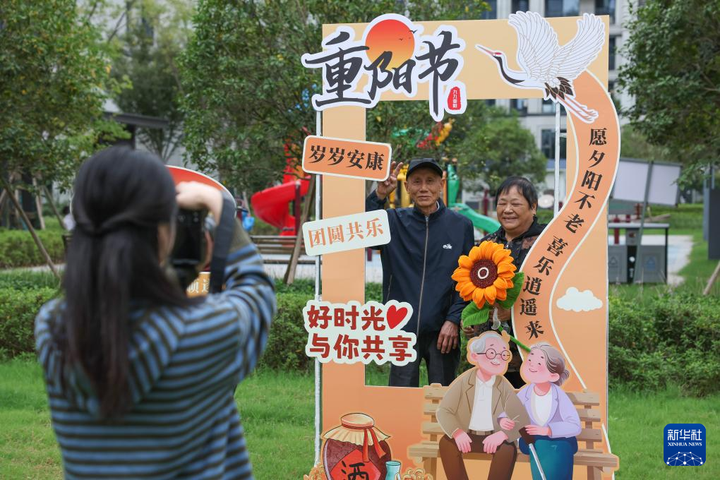 浙江湖州：志愿者助老敬老“迎重阳”