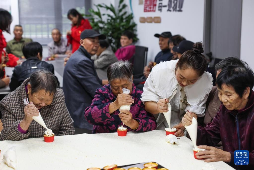 浙江湖州：志愿者助老敬老“迎重阳”
