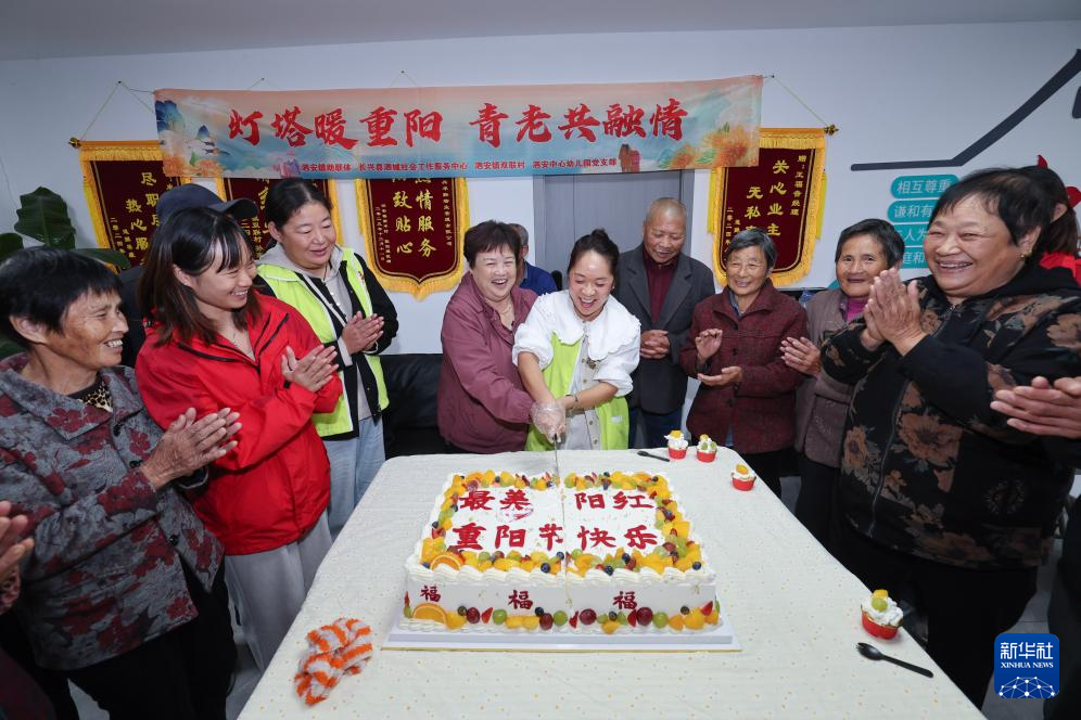 浙江湖州：志愿者助老敬老“迎重阳”