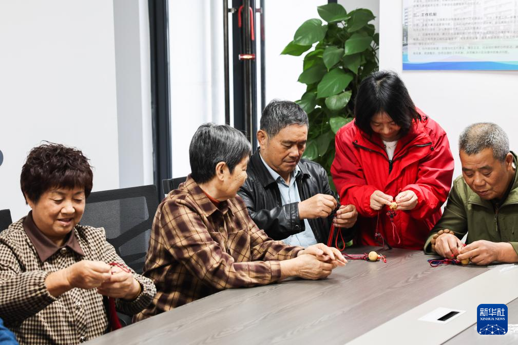 浙江湖州：志愿者助老敬老“迎重阳”
