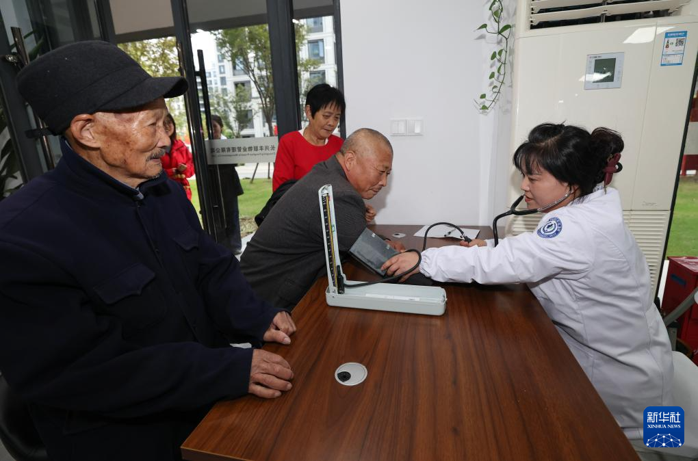 浙江湖州：志愿者助老敬老“迎重阳”