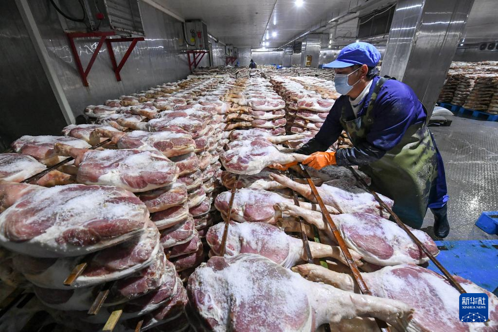 浙江金华:火腿腌制进入忙碌季节