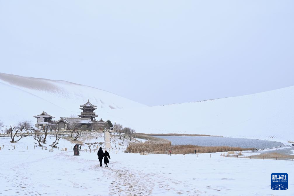甘肃敦煌：雪润鸣沙 月泉如画