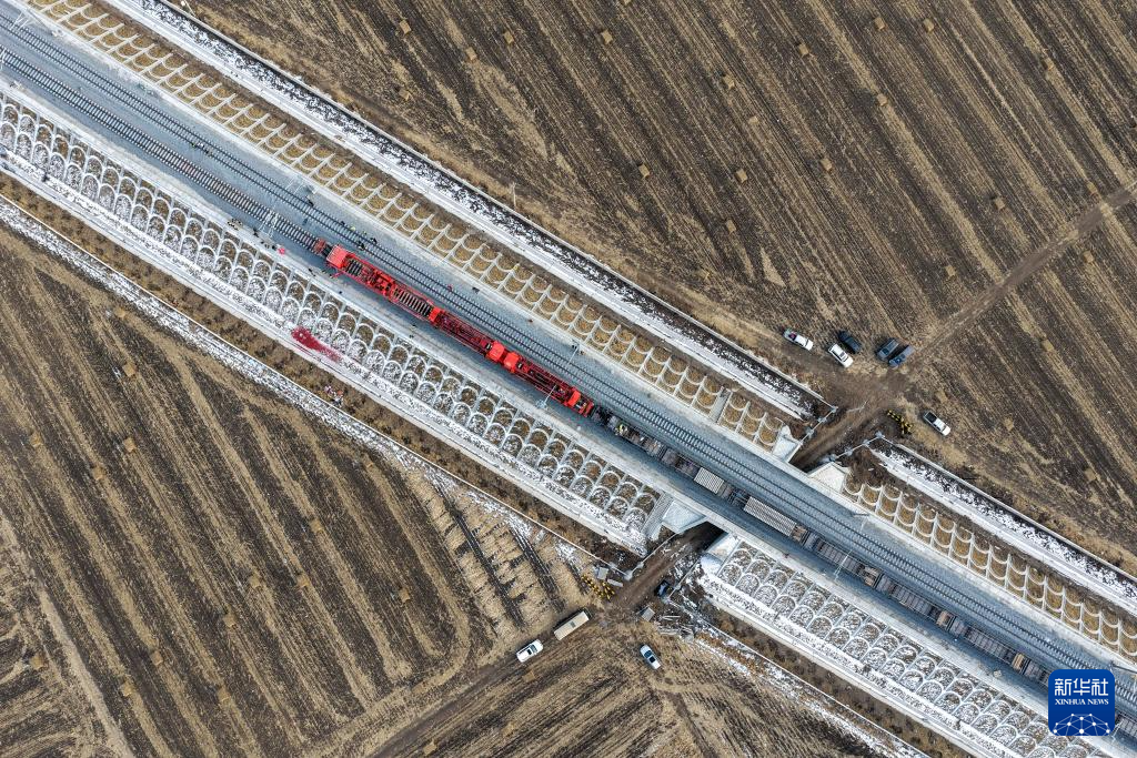我国在建最北高铁哈伊高铁全线铺轨贯通