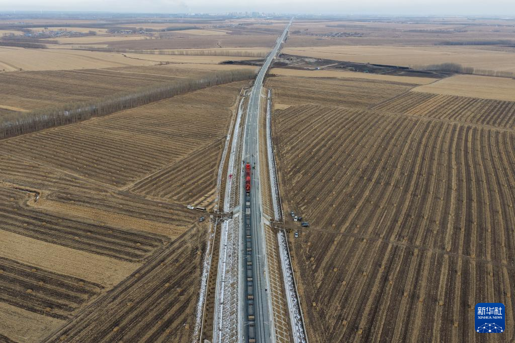 我国在建最北高铁哈伊高铁全线铺轨贯通