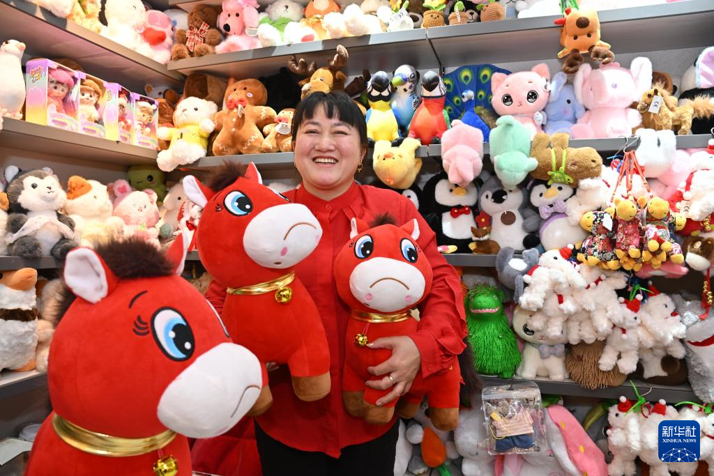 浙江义乌:“哭哭马”意外走红成爆款玩具