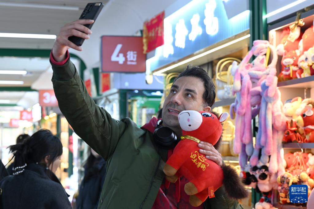 浙江义乌:“哭哭马”意外走红成爆款玩具