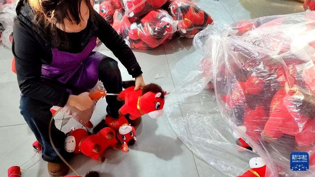 浙江义乌:“哭哭马”意外走红成爆款玩具