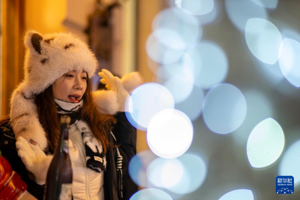 “冰城”百年老街的璀璨冬夜