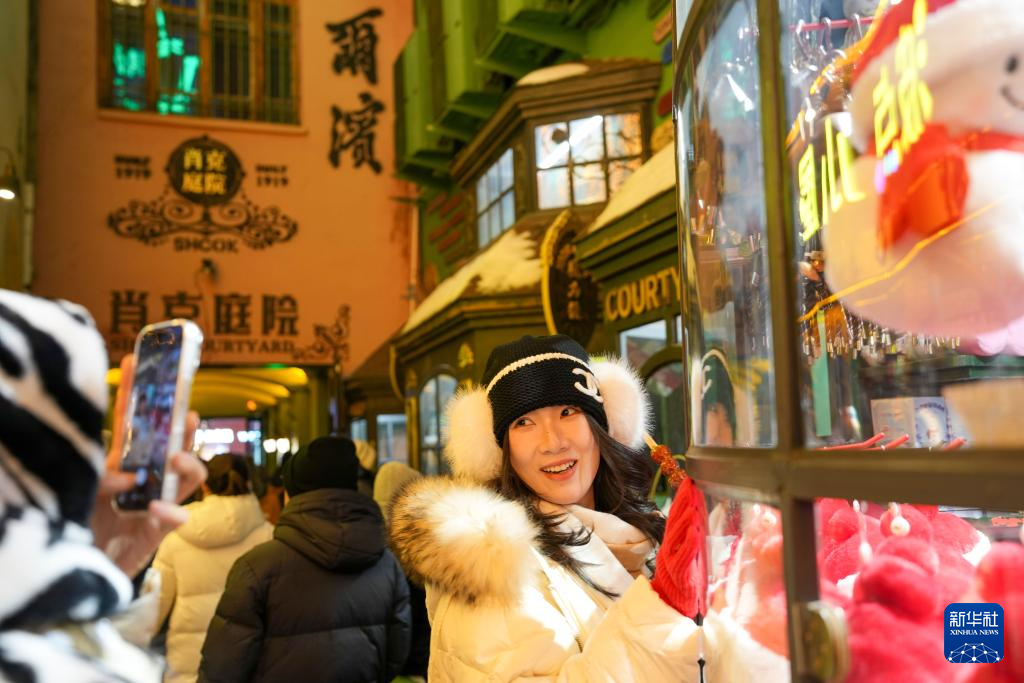 “冰城”百年老街的璀璨冬夜