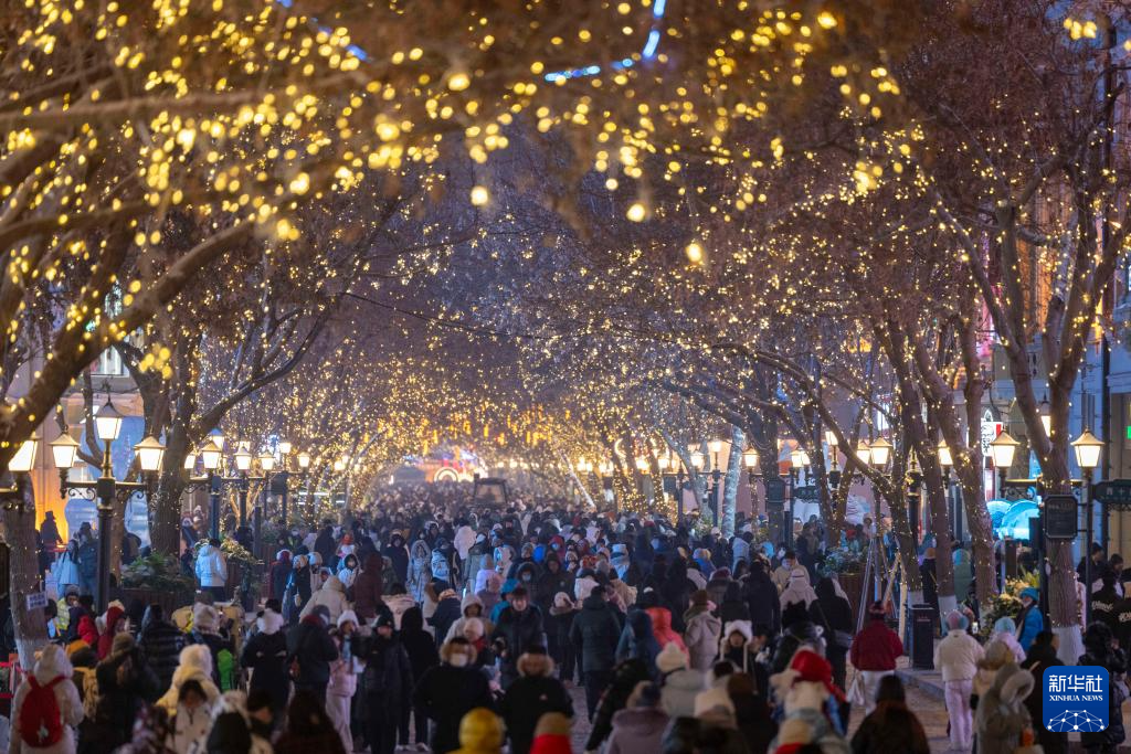 “冰城”百年老街的璀璨冬夜