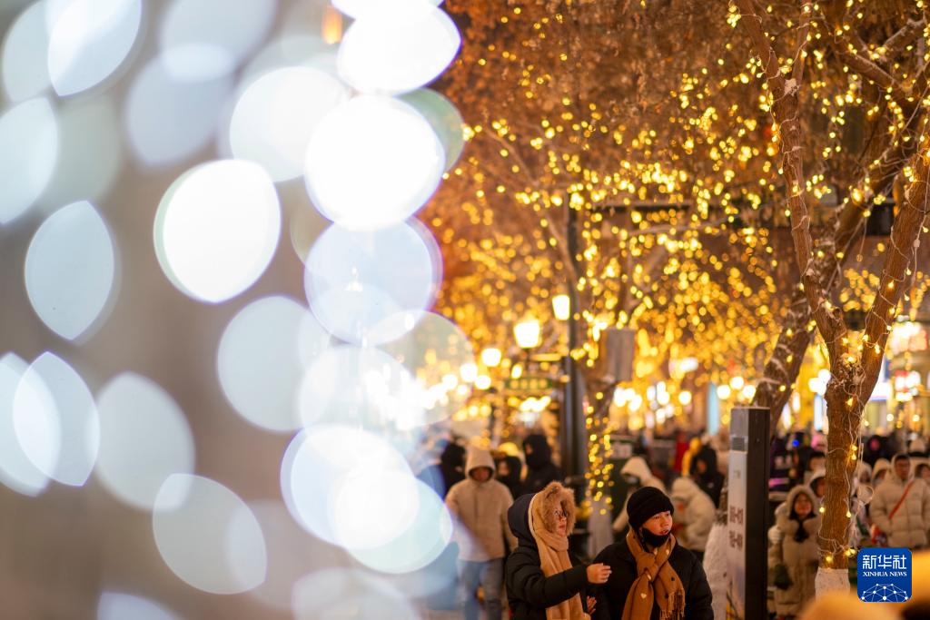 “冰城”百年老街的璀璨冬夜