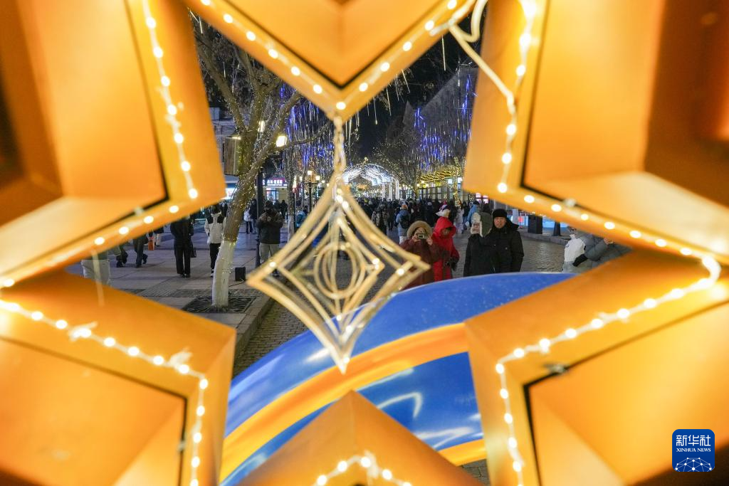 “冰城”百年老街的璀璨冬夜