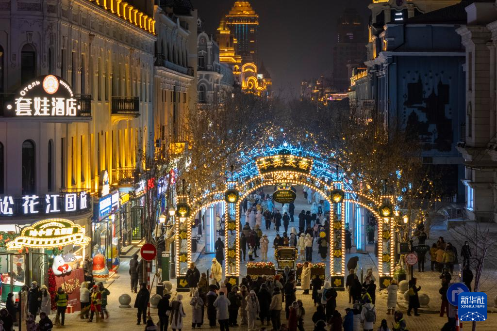 “冰城”百年老街的璀璨冬夜