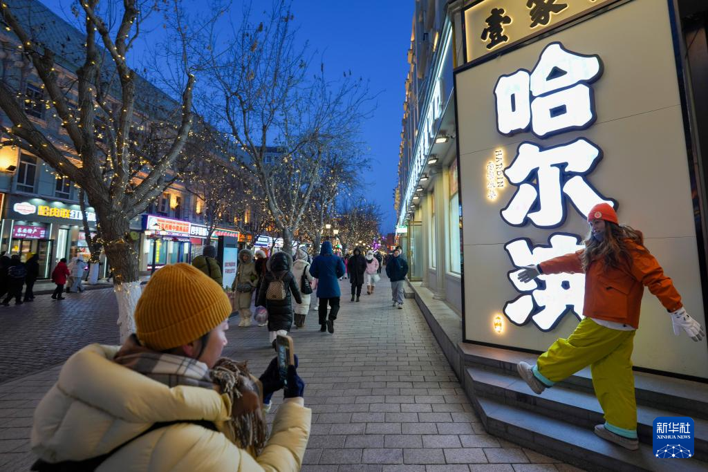 “冰城”百年老街的璀璨冬夜