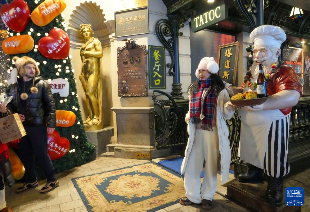 “冰城”百年老街的璀璨冬夜