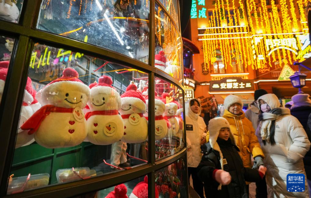 “冰城”百年老街的璀璨冬夜