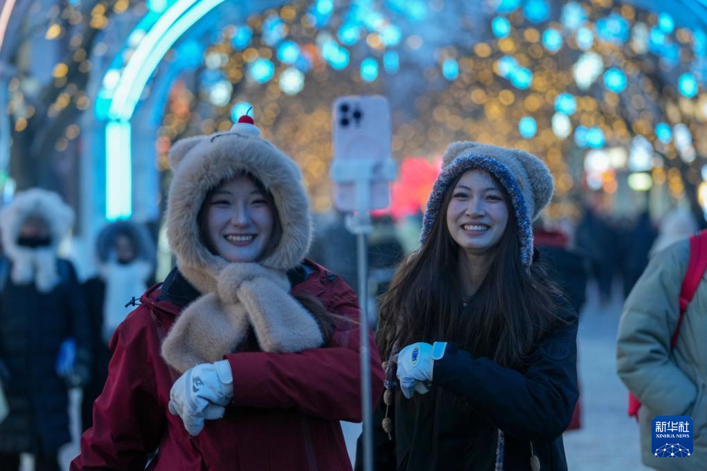 “冰城”百年老街的璀璨冬夜