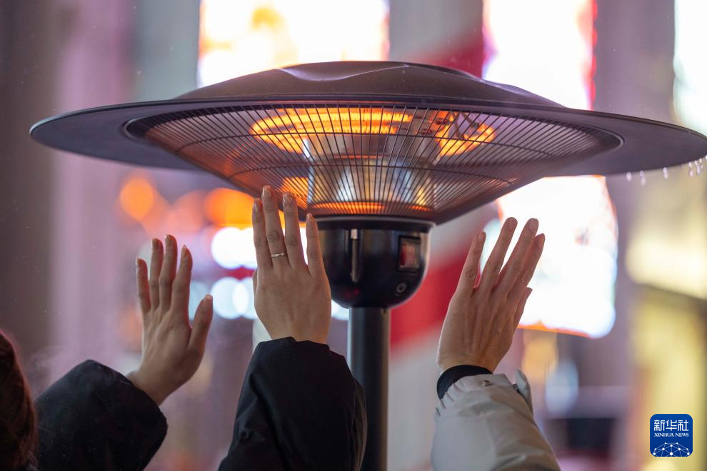 “冰城”百年老街的璀璨冬夜