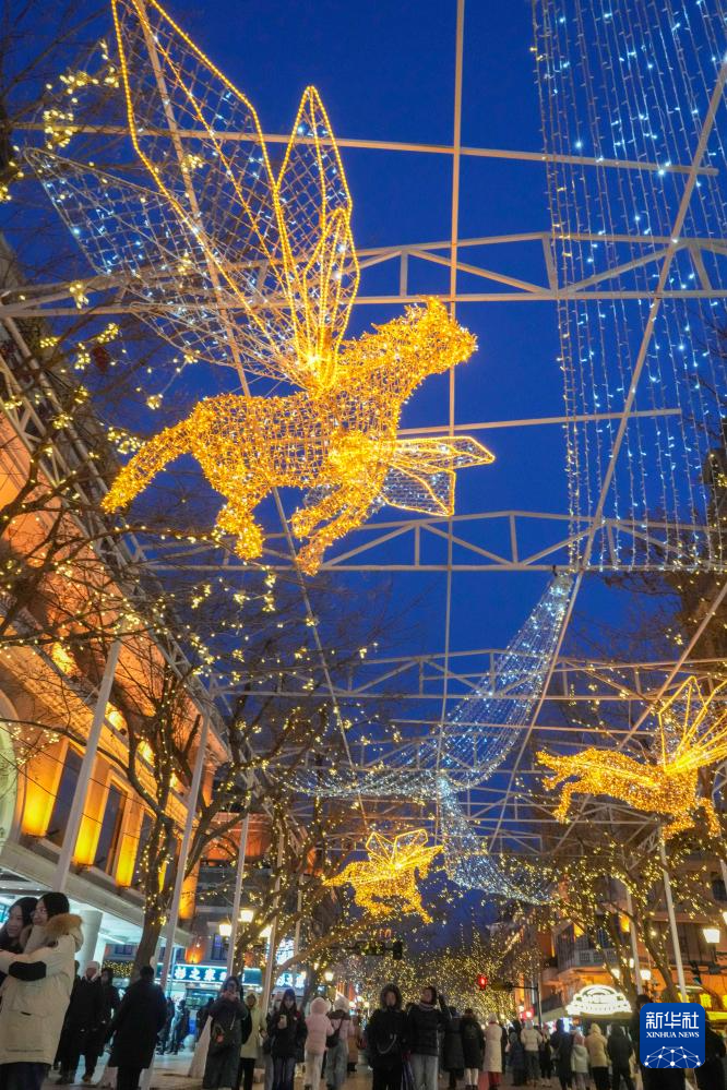 “冰城”百年老街的璀璨冬夜