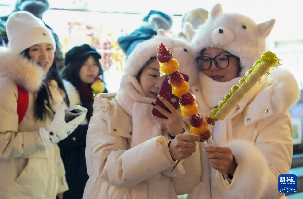 “冰城”百年老街的璀璨冬夜