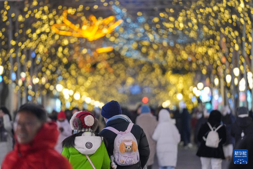 “冰城”百年老街的璀璨冬夜