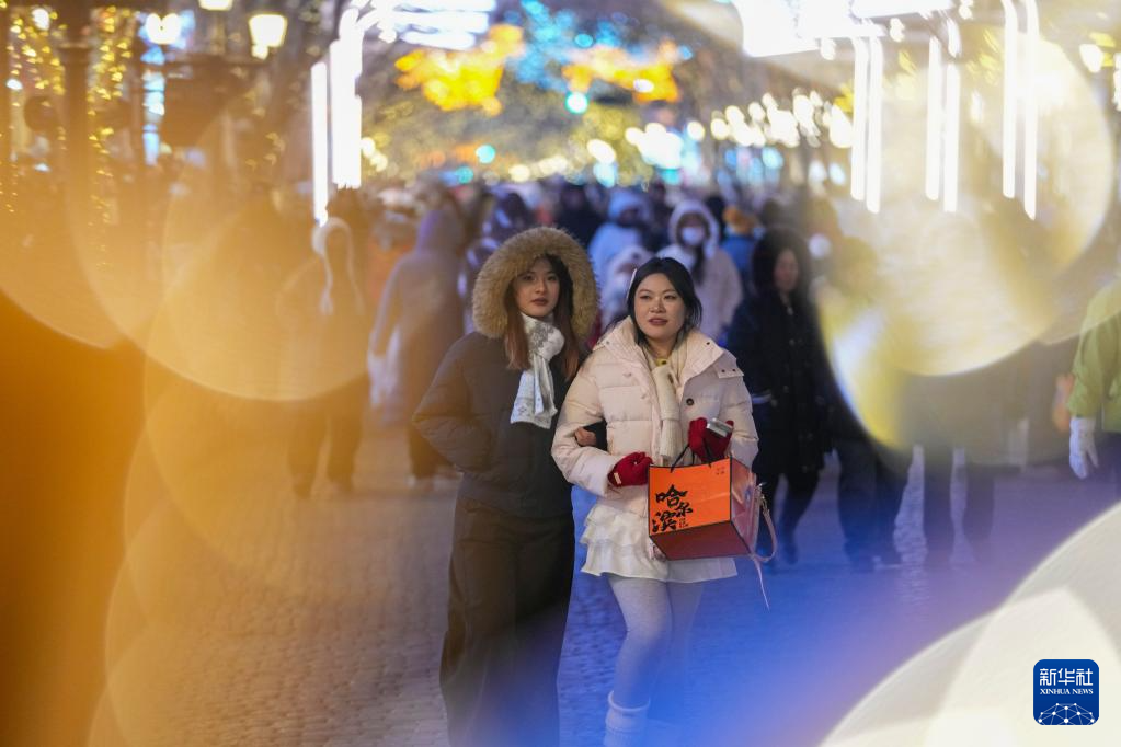 “冰城”百年老街的璀璨冬夜