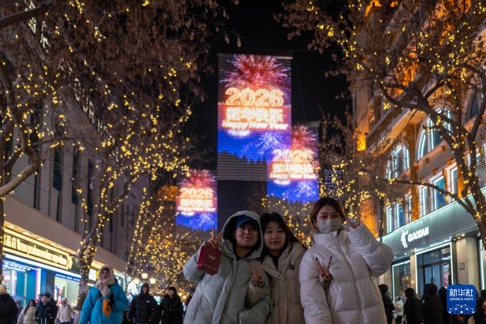 “冰城”百年老街的璀璨冬夜