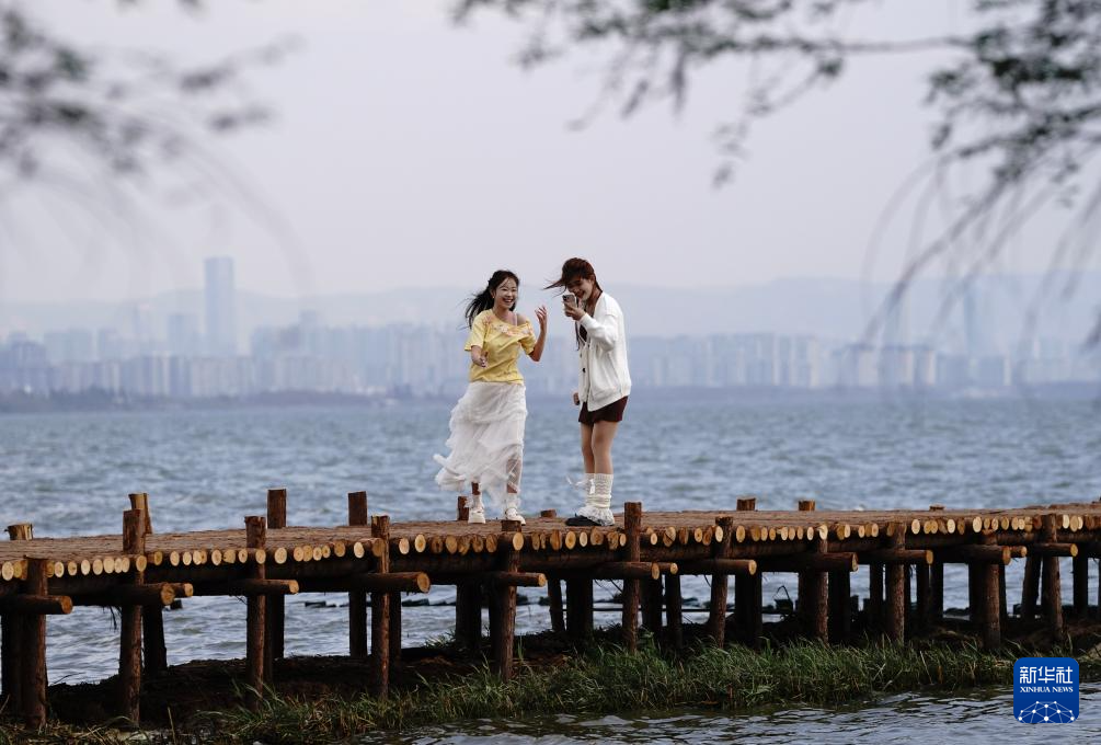 春日滇池引客来