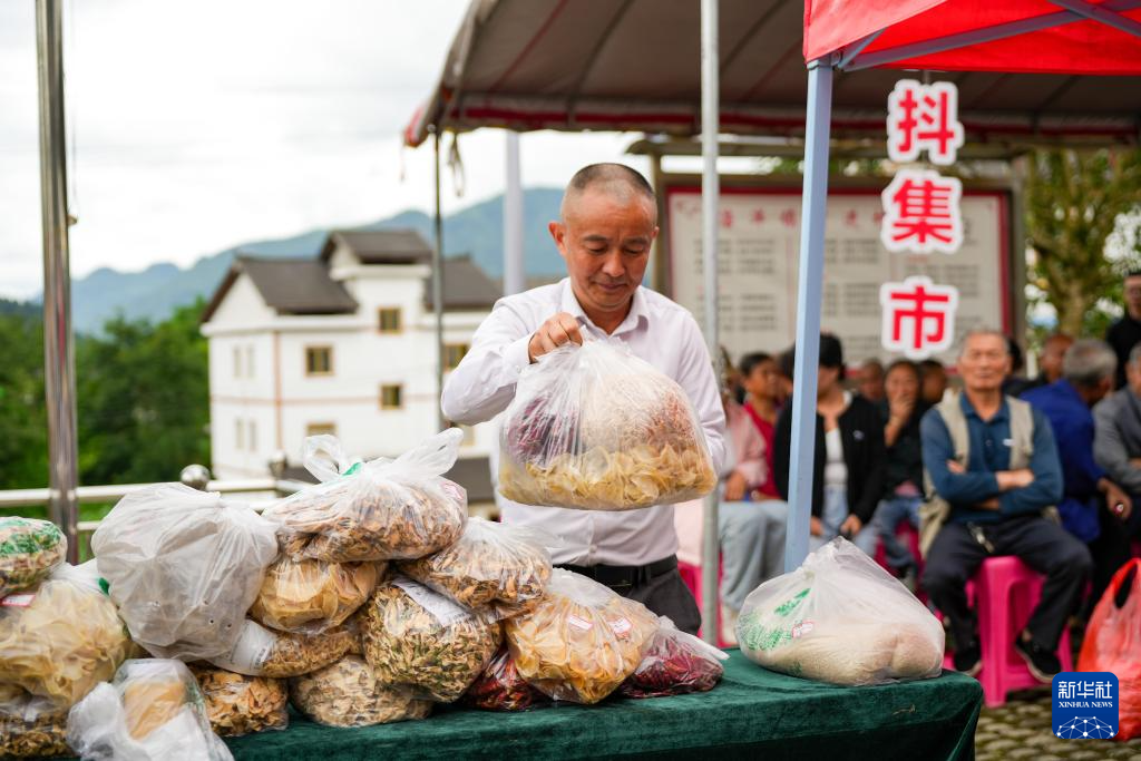 贵州“村抖”助农直播热