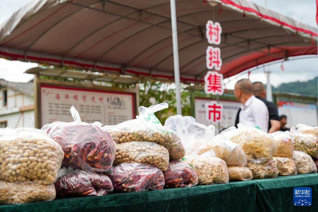 贵州“村抖”助农直播热