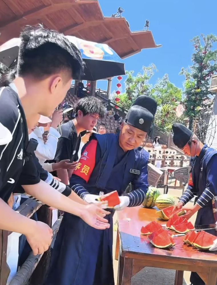 西瓜丰产却卖不上价 河南瓜农该怎么办?这场爱心接力给出了答案!