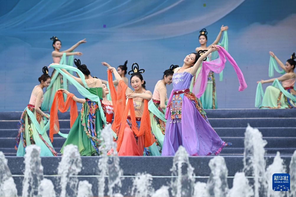 海南保亭:浪漫七夕 嬉水祈福