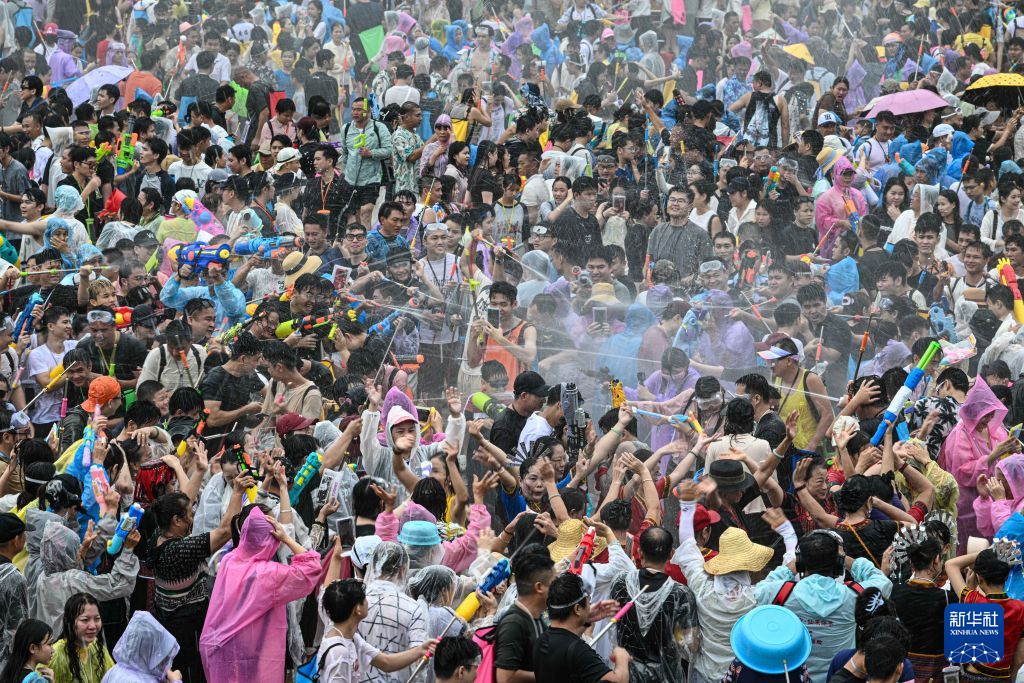 海南保亭:浪漫七夕 嬉水祈福