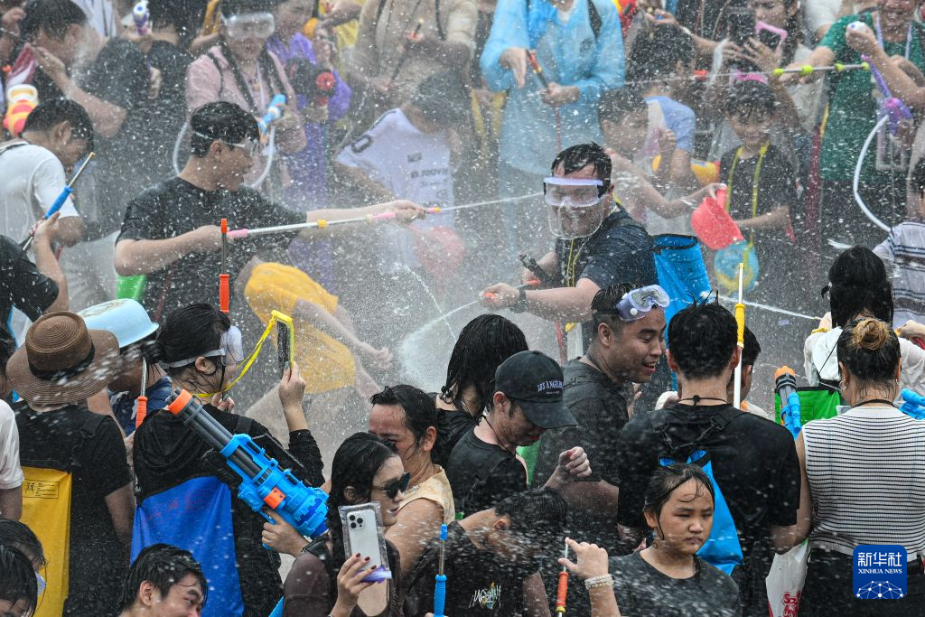 海南保亭:浪漫七夕 嬉水祈福